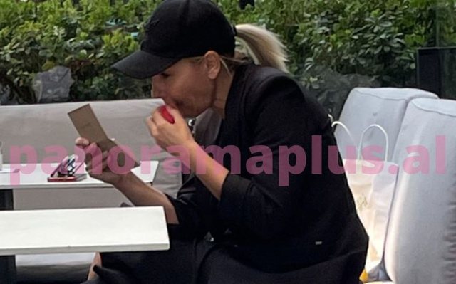 Aktorja Monika Lubonja grimin e bën në lokal 1 640 0 7ba78ee392b7b6fac3c916bdfa9e4698