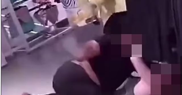 VIDEO/ Dy gra përleshen brenda dyqanit, habiten blerësit e tjerë 640 0 d3a45b887184d24a90436d6081db9f58