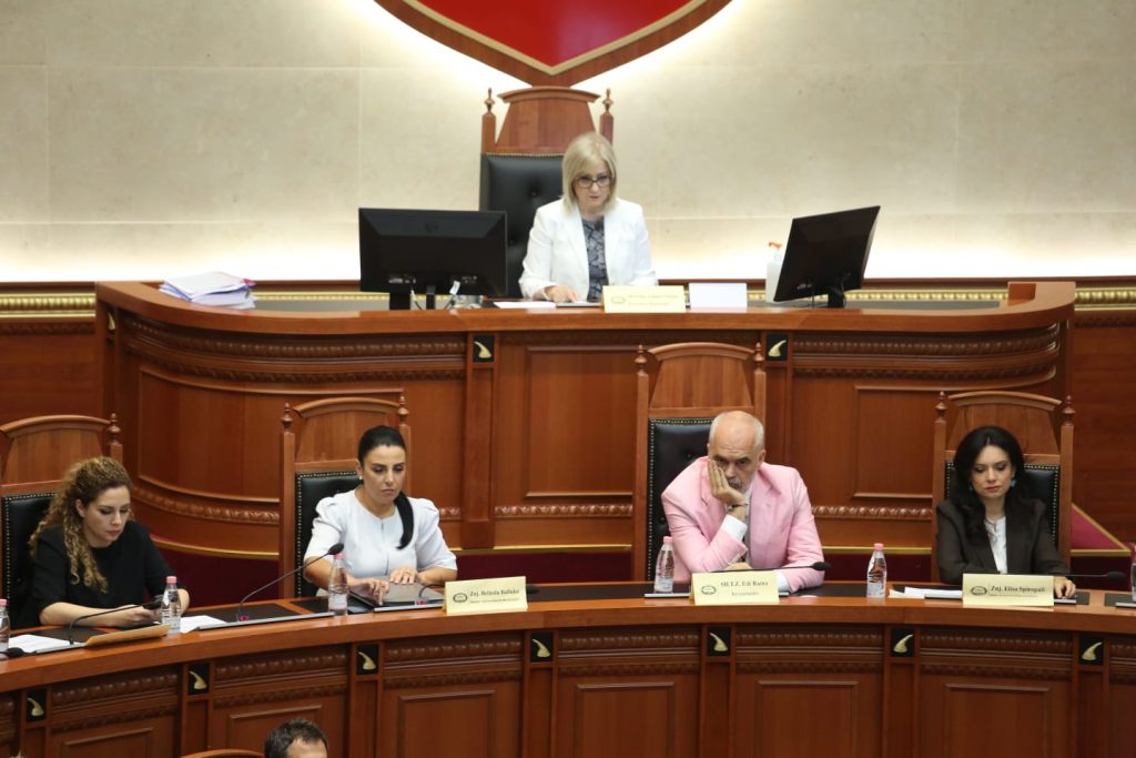 Nga xhaketa rozë e Ramës tek të qeshurat me Ballukun, çfarë nuk u pa sot në Kuvend 2 72517dae c38e 4ecf 8f59 ec5d92b45113
