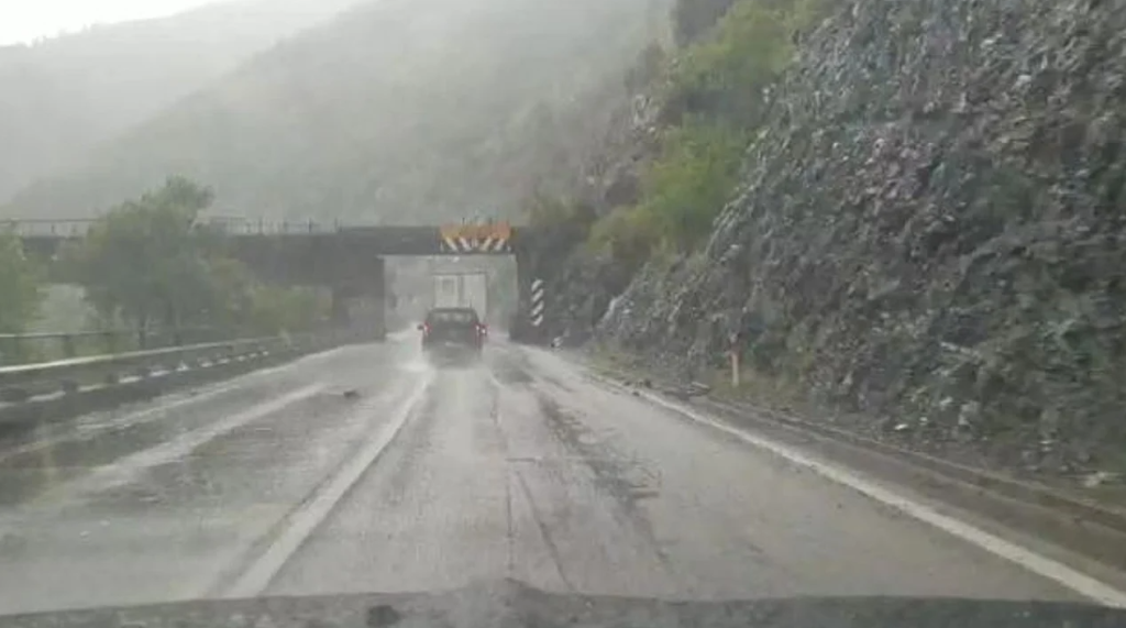 Reshje të dendura shiu në Librazhd, gurët vështirësojnë qarkullimin në akset rrugore Capture