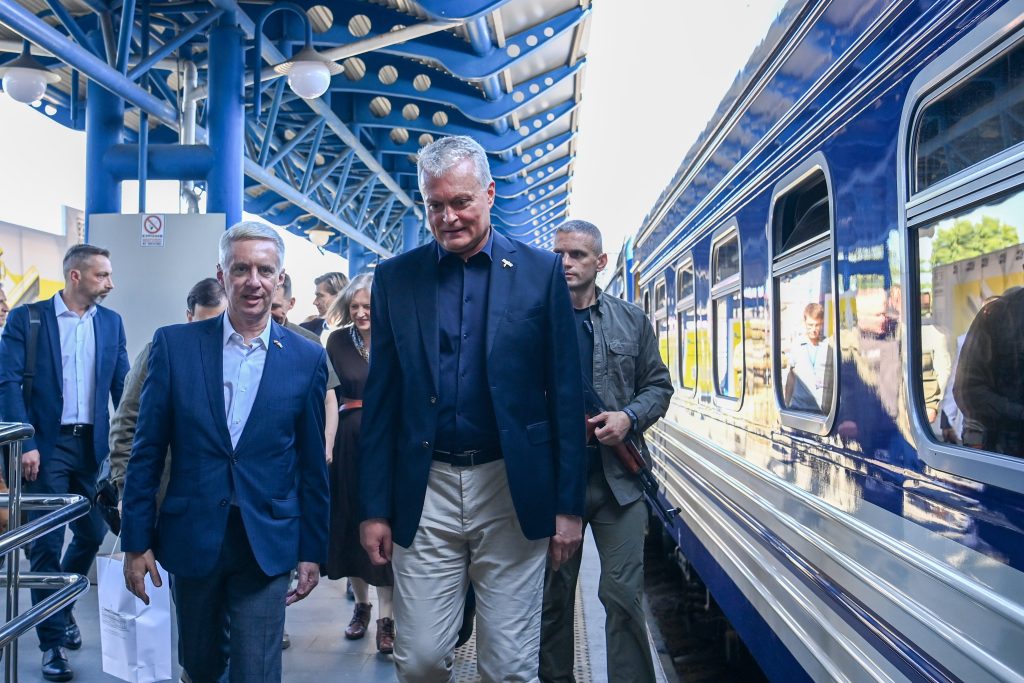 Presidenti i Lituanisë mbërrin në Kiev, pritet të takohet me Zelenskyn FYvHIpFWQAEYppt