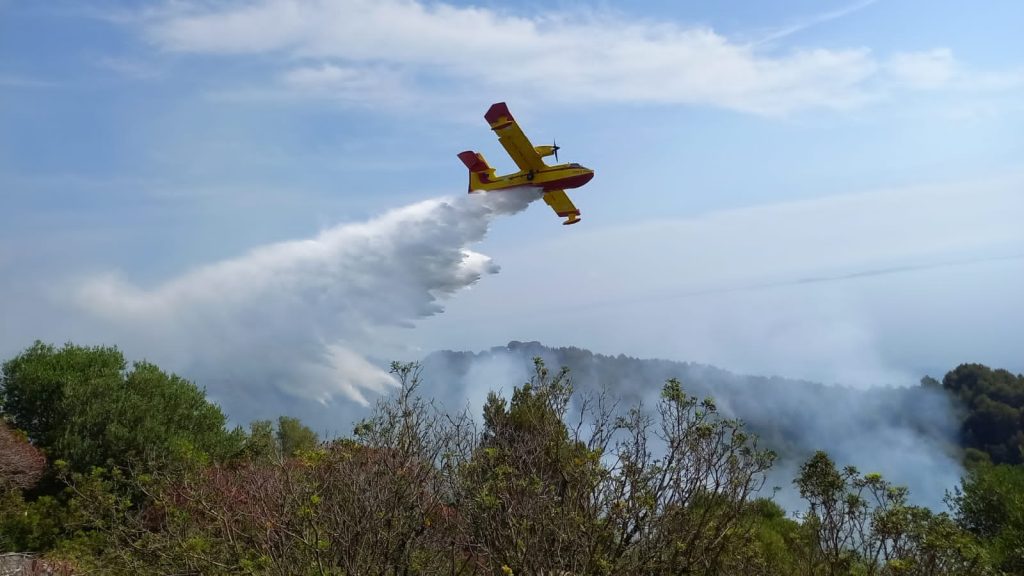 Mali i Çikës betejë me flakët, as dy avionët nga Selaniku nuk arritën të shuanin zjarrin Mali Cikes