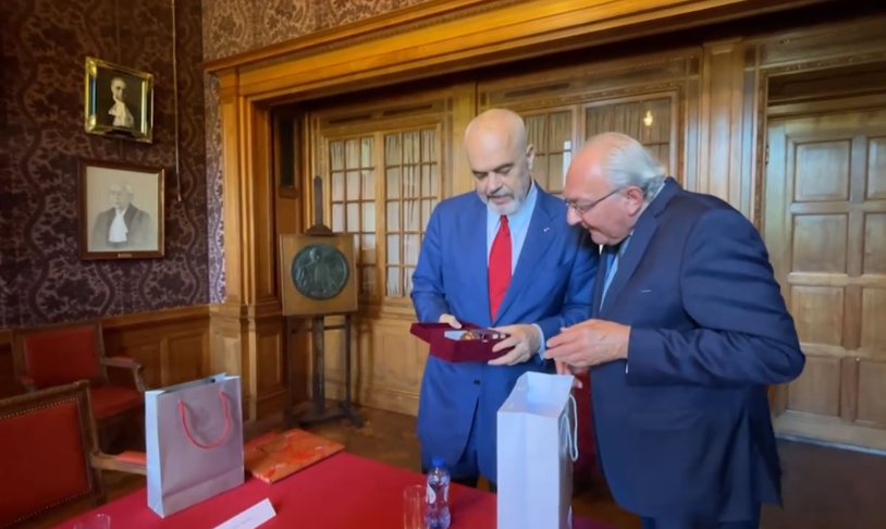 Rama i dhuron helmetën e Skënderbeut zëvendës Presidentit të Gjykatës së Hagës Rama hage