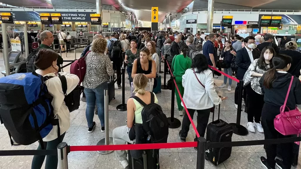 Aerporti i dytë më i madh në Mbretërinë e Bashkuar redukton fluturimet 1 Travellers face long queues at Londons Heathrow airport