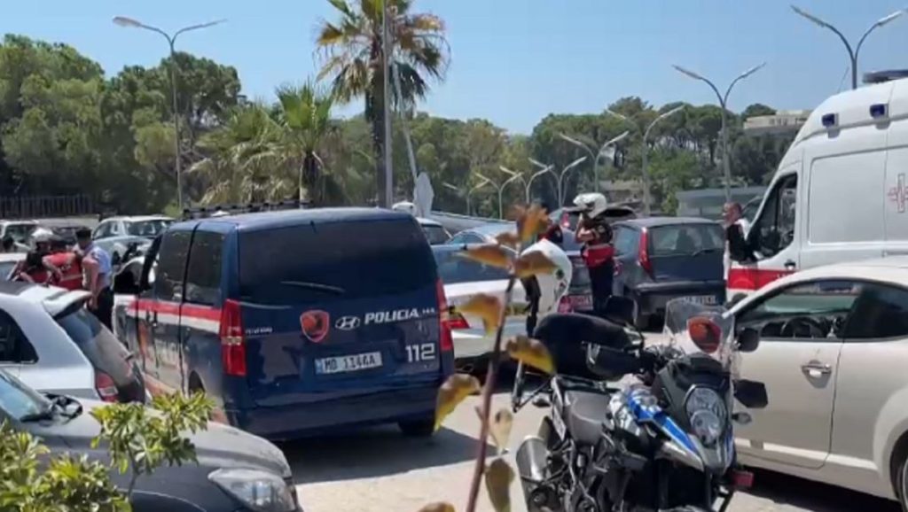 Momenti para se autori të qëllojë me armë në Vlorë, një burrë përpiqet që ta ndalojë (Fotolajm) aaaa
