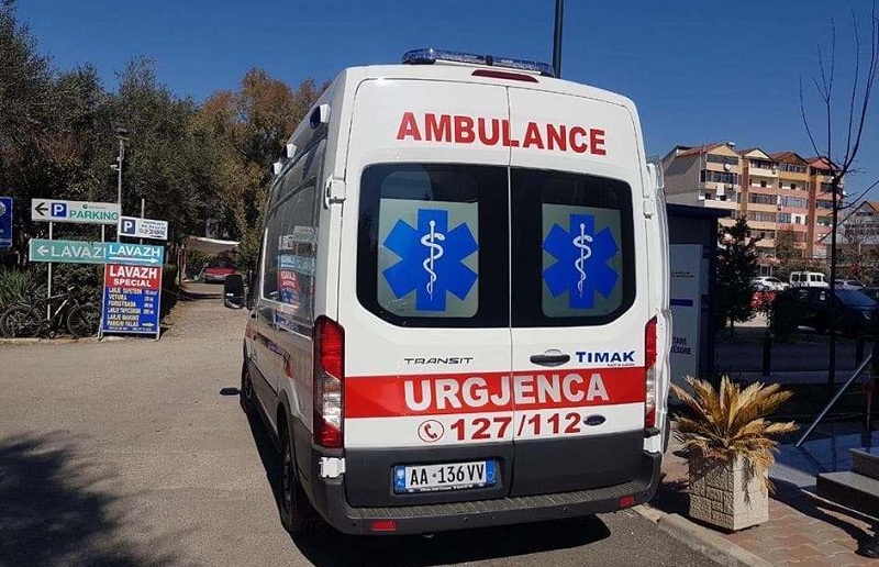 Shoferja u tremb nga makina që e parakaloi dhe doli jashtë rruge, plagosen 4 persona ambulance 123