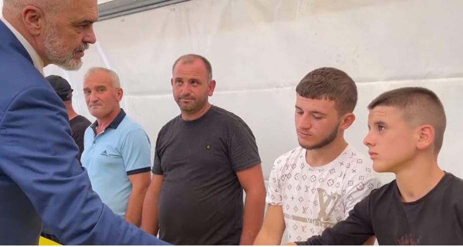 Ky është 15-vjeçari për të cilin u fut në det dhe humbi jetën heroikisht Anri Kashiku në Durrës anri kashiku i vellai