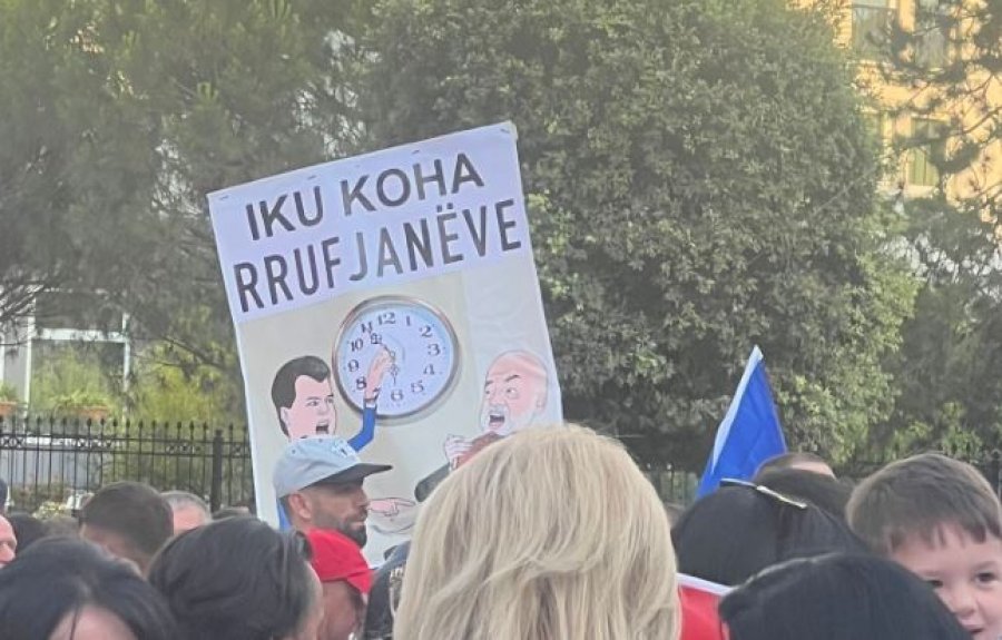 ‘Iku koha e rrufjanëve’/ Pankarta ndryshe në protestë që ironizon Bashën e Ramën auto koha e rufjaneve1657216242