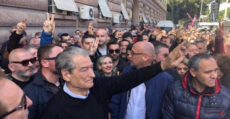 Protesta para Kryeministrisë/ Mbi 1000 policë në terren për rendin dhe sigurinë auto salia1552734454 780x405 1