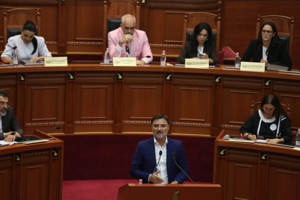 Nga xhaketa rozë e Ramës tek të qeshurat me Ballukun, çfarë nuk u pa sot në Kuvend 4 b77ea132 5a8b 476b 843e 0da04824ebdc