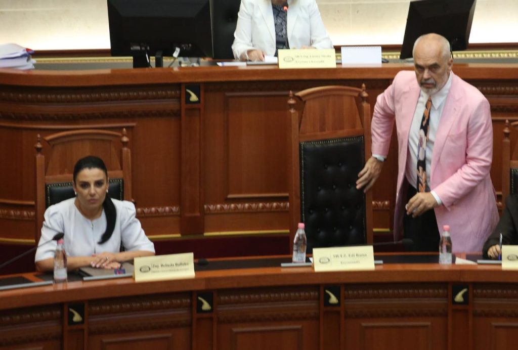Nga xhaketa rozë e Ramës tek të qeshurat me Ballukun, çfarë nuk u pa sot në Kuvend 6 ce9fc2af 62f2 4fc7 ac76 6fcbbcfb616a