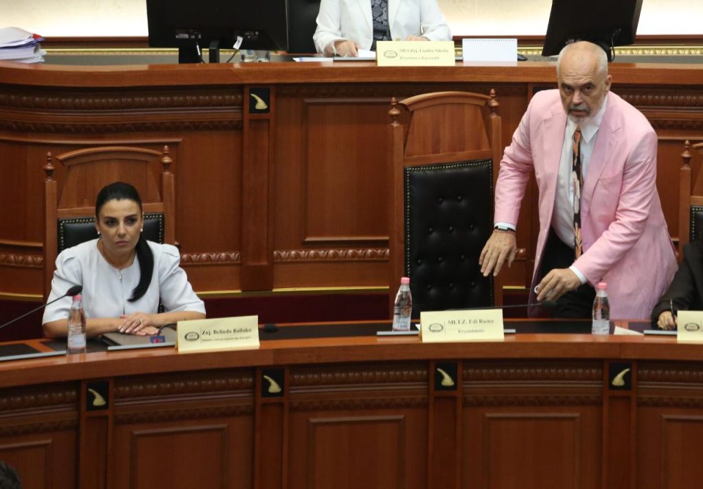 Nga xhaketa rozë e Ramës tek të qeshurat me Ballukun, çfarë nuk u pa sot në Kuvend 8 f68e8055 7df1 4ef4 8a63 ad8c9f93b27f