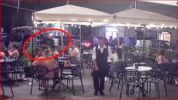 Grabitësi i vë armën në kokë turistit në qendër të Napolit, ia kthen orën pas 5 minutash: Është false, s’ia vlen (VIDEO) gbrf