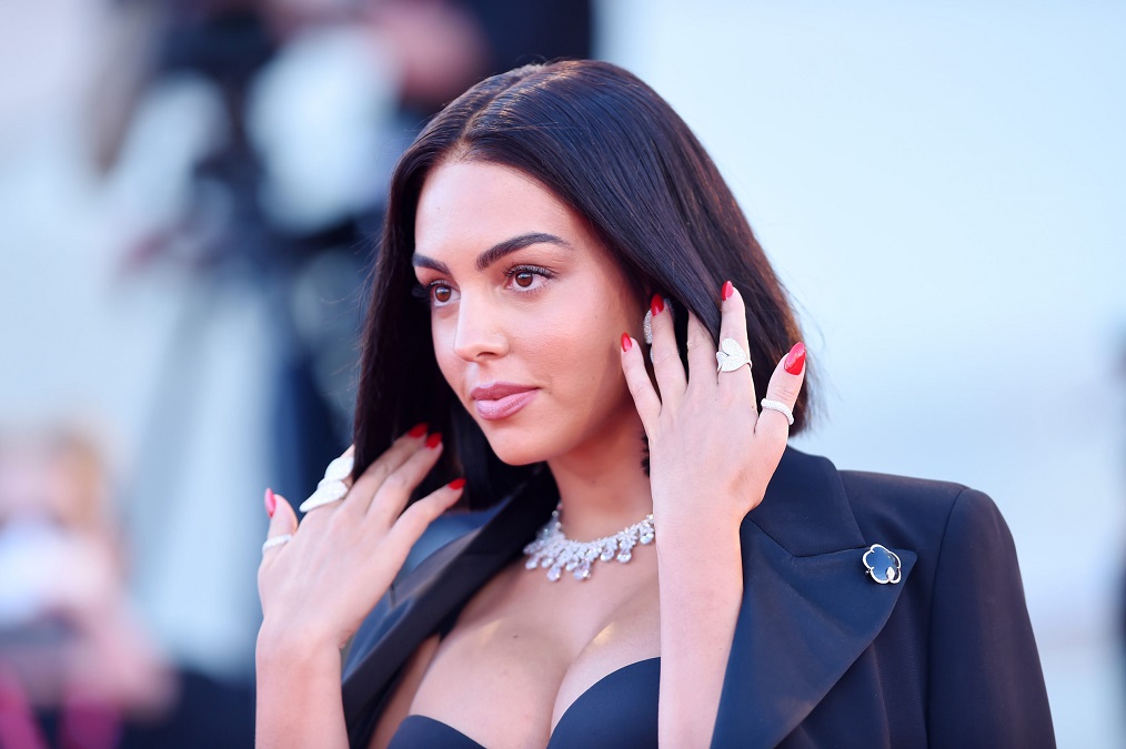 Georgina reagon pas titujve bullizues të mediave për trupin e saj georgina.