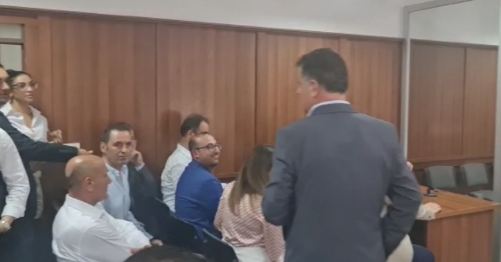FOTO/ Nis gjyqi ndaj Salianjit, seanca ndiqet nga 10 deputetë të PD 1 gjykate