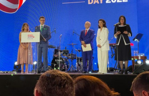 FOTOT/ 246-vjetori i Pavarësisë së SHBA-ve, Ambasadorja Yuri Kim troket gotat me Ilir Metën. Ja kush mungonte 1 kim meta 300x194 1