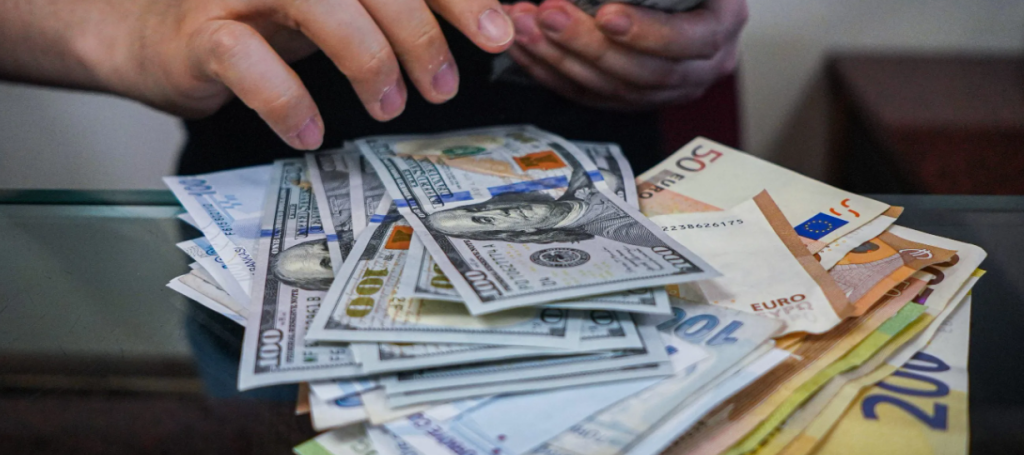 Euro bie poshtë dollarit për herë të parë në 20 vjet ku