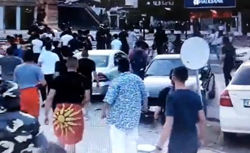 Tensionohet situata në Shkup, protestuesit në ditën e pestë nisin ofendimet ndaj shqiptarëve maqedoni