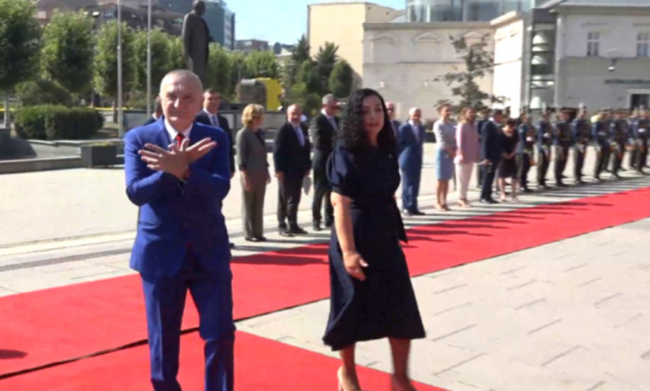 Vjosa Osmani pret Presidentin me nderimet më të larta, Meta bën shqiponjën në tapetin e kuq meta