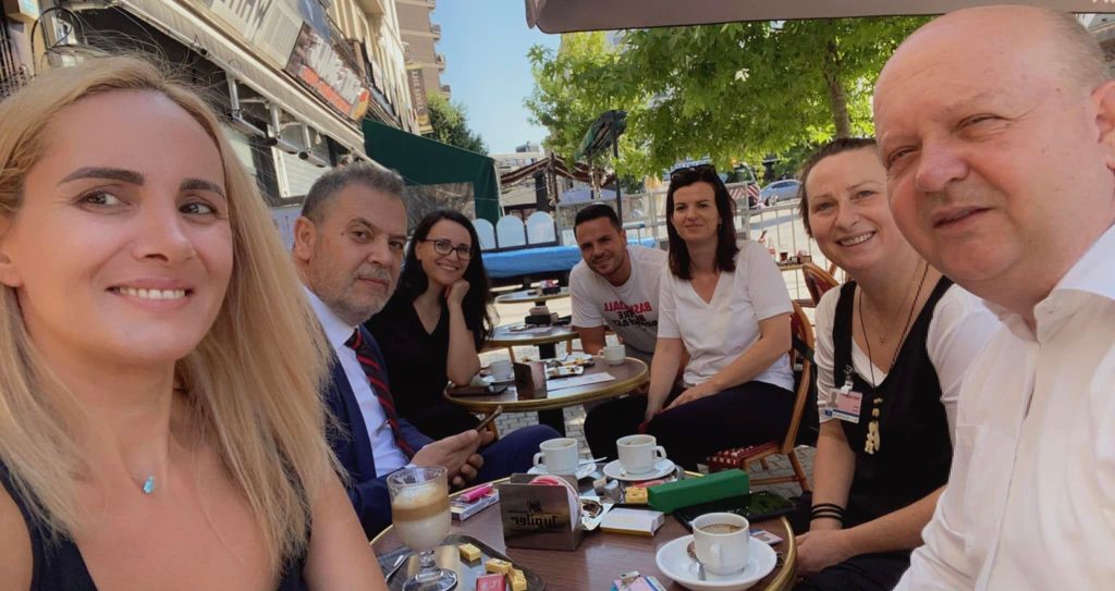 Zv. Ministrat e qeverisë “presin me kafe” lajmin për hapjen e negociatave ornela cuci
