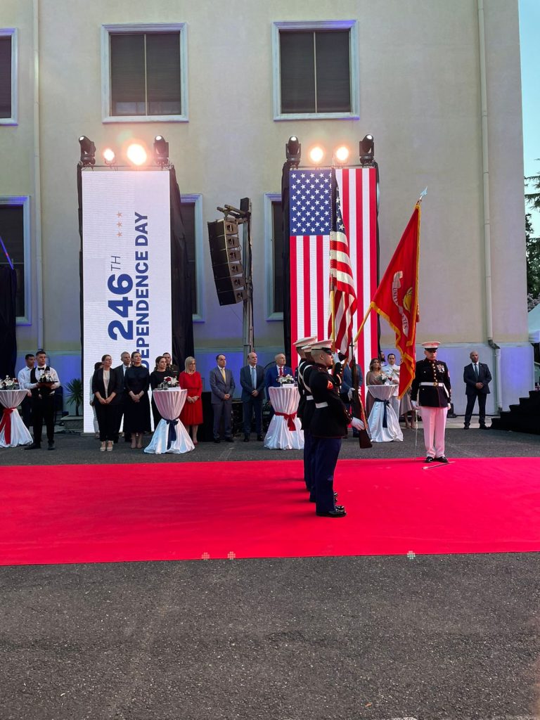 FOTOT/ 246-vjetori i Pavarësisë së SHBA-ve, Ambasadorja Yuri Kim troket gotat me Ilir Metën. Ja kush mungonte 6 pavaresia e SHBA yuri kim te ftuarit 5