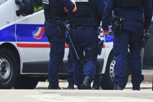 Shqiptari del me thikë 20 cm në mes qytetit francez dhe përleshet me 2 persona police intervention 3 960x640 500x333 1