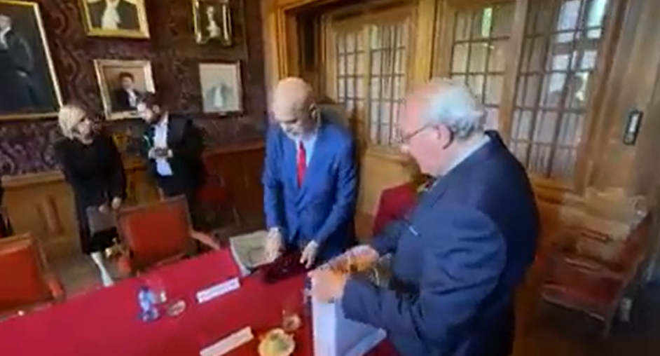 Rama feston ditëlindjen, momenti kur Kryeministri merr dhuratë nga zëvendës Presidenti i Hagës (VIDEO) rama dhurata