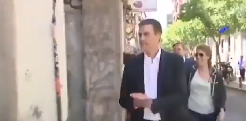 VIDEO/ Kryeministri spanjoll i jep dorën një gruaje me ngjyrë dhe e fshin menjëherë sanchez