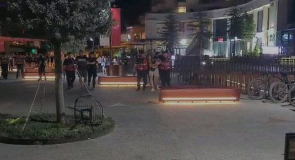 Ndeshja Tirana-Zrinjski Mostar/ Policia përdor gaz lotsjellës në sherrin mes tifozëve tifozet