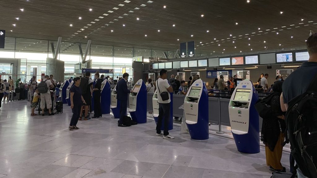 Alarm në aeroport, policia vret një person 0 Europes airports struggle with staff shortages and overcrowding due to strikes