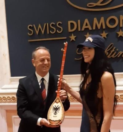 Dua Lipa merr dhuratën simbolike nga rapsodi i njohur shqiptar 1 16 e1660132505555