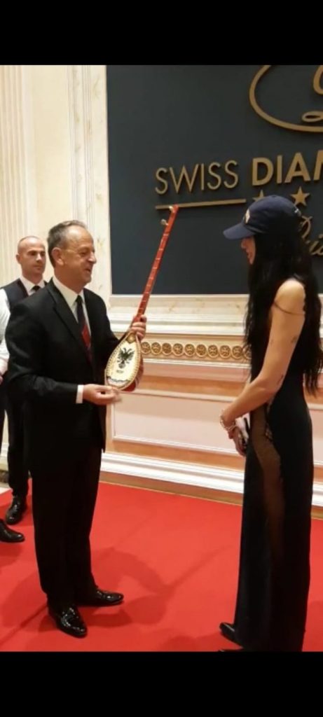 Dua Lipa merr dhuratën simbolike nga rapsodi i njohur shqiptar 3 297874867 10226622478203715 8088053394069681839 n 640x1422 1
