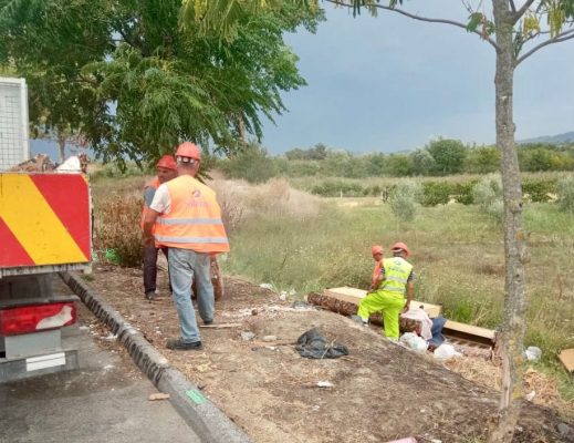 Nga divanët tek bidonat me ujë, si i hedhin shqiptarët mbetjet në anë të rrugëve 1 299341807 1608769686184301 2631525737435626719 n 519x400 1