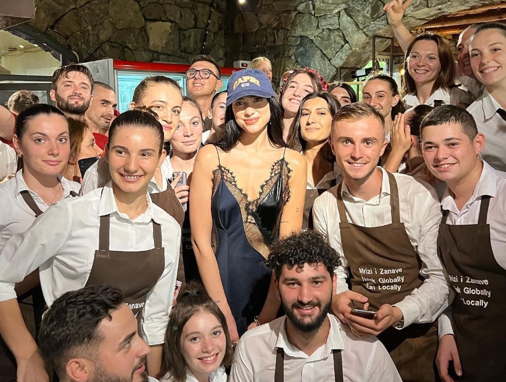 Dua Lipa tek Mrizi i Zanave në Lezhë, pozon mes stafit të të rinjve 62f358243605aScreenshot 6