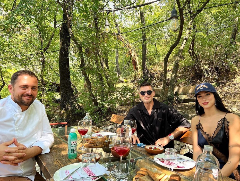 Dua Lipa tek Mrizi i Zanave në Lezhë, pozon mes stafit të të rinjve 1 62f3584386462Screenshot 7