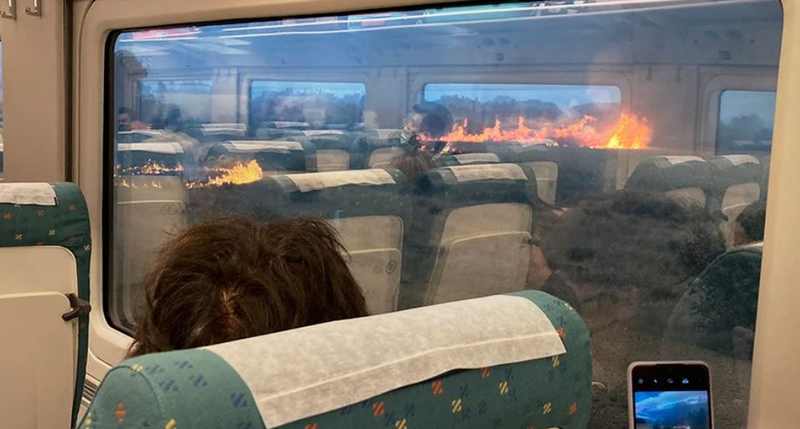 Treni rrethohet nga flakët në Spanjë, pasagjerët thyejnë dritaret dhe vrapojnë për të shpëtuar (Video) 800 0 62fd2703a8962