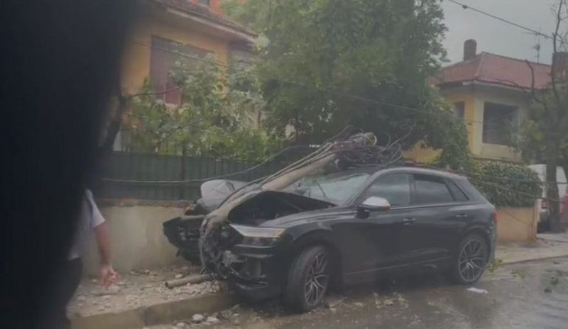 Makina luksoze përplaset me shtyllën në Tiranë 800 0 63064a479925f