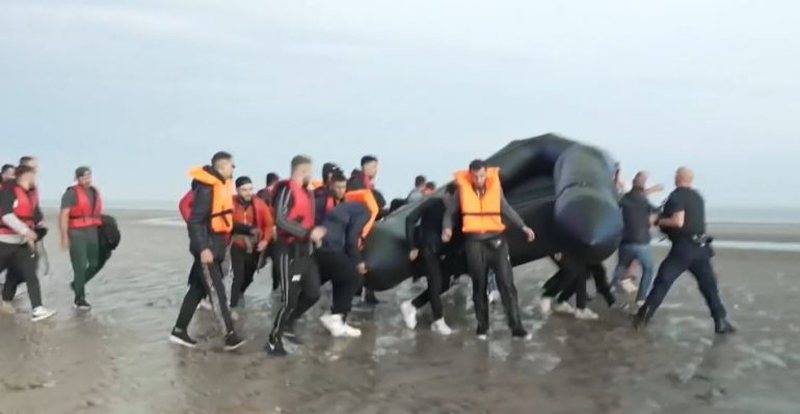 Shqiptarët tentuan të iknin në Angli, policia franceze u shpon gomonen (VIDEO) 800 0 63078f6166cd2