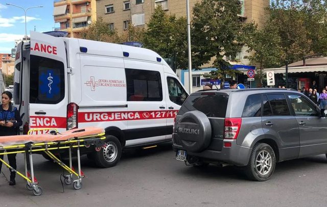 Makina përfundon në kanalin me ujë/ Kalimtari shpëton 3 vajzat që ndodheshin brenda mjetit 9876DDEA C88A 4CD1 B359 5162631E0839