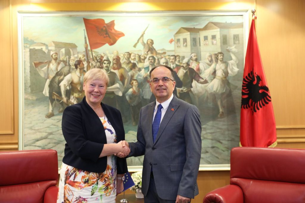 Vjen në Shqipëri ambasadorja e re e BE-së, paraqet letrat kredenciale te Presidenti Begaj Begaj 1