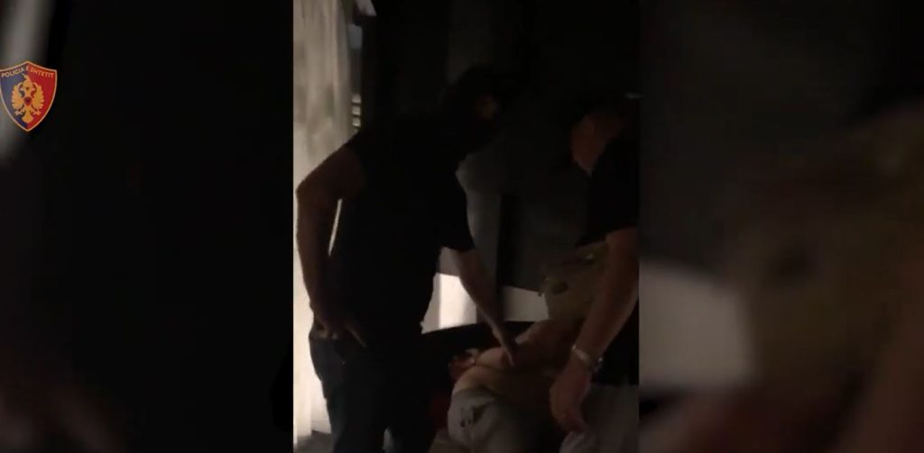 Pamjet e arrestimit të Faruk Özer në Himarë, turku shihet gjysmë i zhveshur (VIDEO) Capture 118