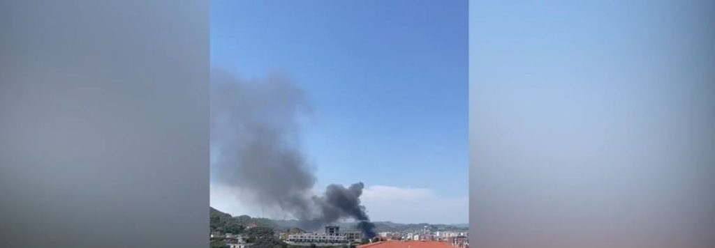Merr flakë fabrika e sfungjerëve në Kombinat, tymi zi mbulon zonën Capture 119