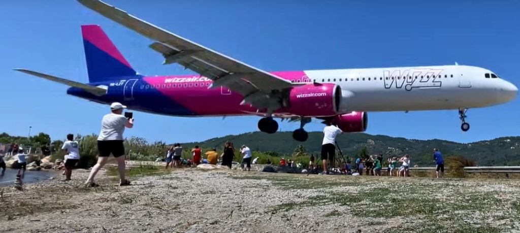 Ulja spektakolare e avionit tmerron turistët (VIDEO) Capture 21