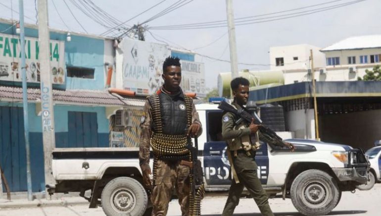 Morën peng hotelin për 30 orë, xhahadistët e Al-Qaedës i morën jetën të paktën 21 persona në Somali Capture 237 770x436 1
