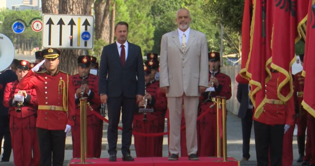 Kryeministri i Luksemburgut mbërrin në Tiranë, pritet me ceremoni zyrtare nga Rama (VIDEO) Capture 99