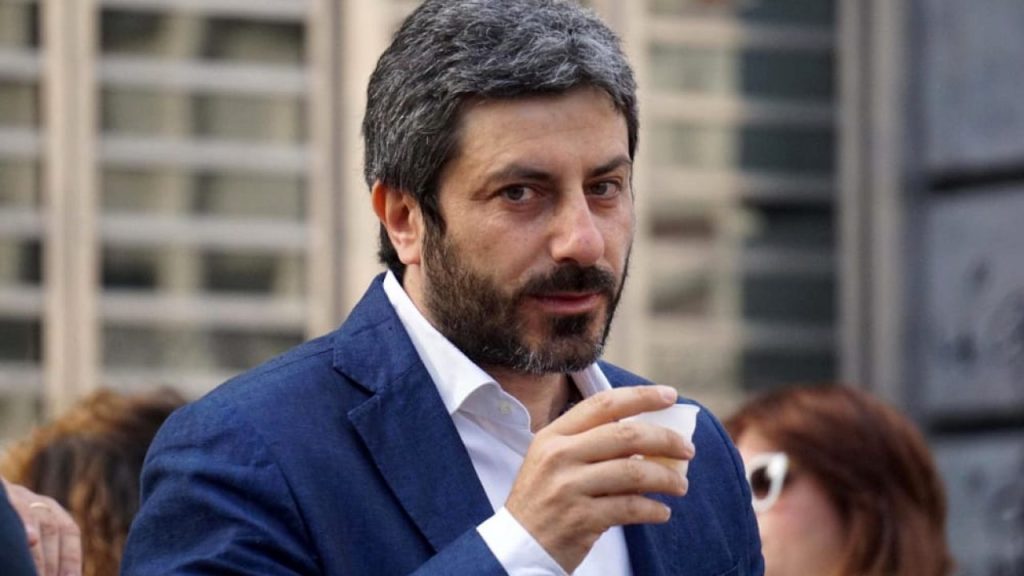 President i Parlamentit italian 10 ditë si turist i thjeshtë në Shqipëri: Në radhë në Portin e Durrësit si një qytetar i çfarëdoshëm Roberto Fico