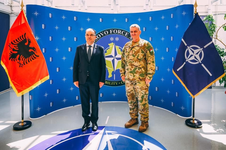 Presidenti Begaj takon komandantin e KFOR-it në Kosovë: Rendi kushtetues nuk duhet cënuar WhatsApp Image 2022 08 17 at 9.14.26 AM