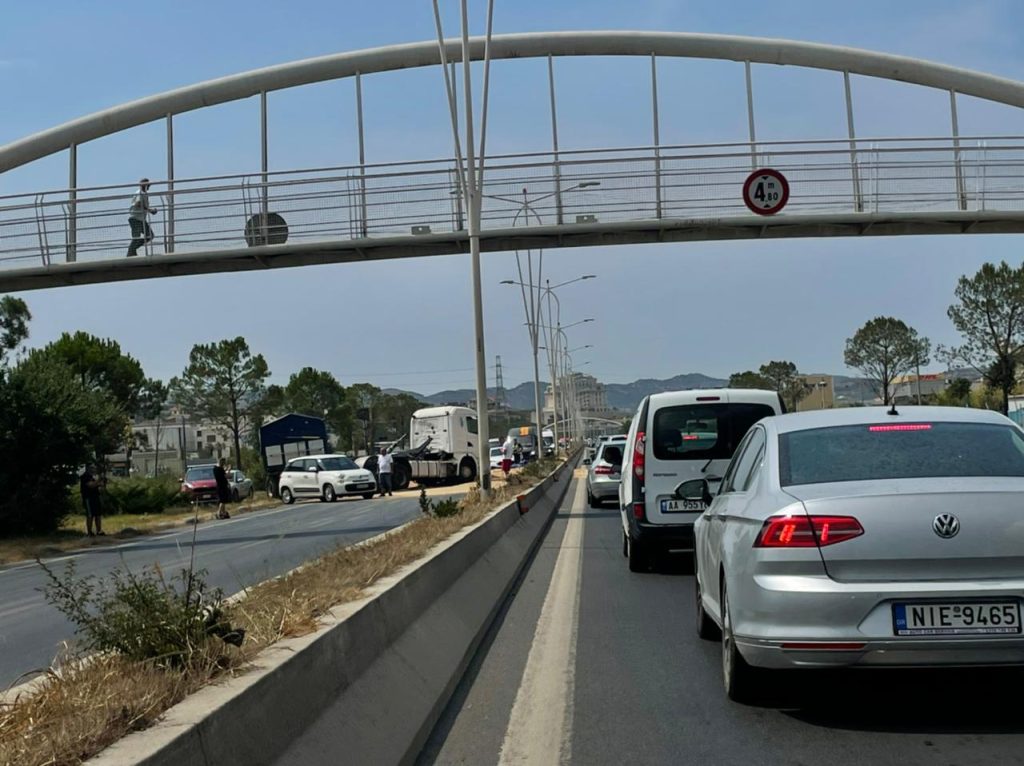 Përmbyset trajleri me grurë pranë mbikalimit të Rinasit, trafik kilometrik në autostradë c637086d 689a 4de6 857b 65816f11a8a4
