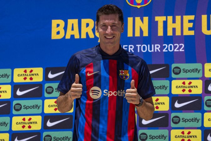 Golat e parë me Barcelonën, Lewandowski ka një dedikim të ndjerë fc barcelona introduce robert lewandowski 3 1 scaled 1 675x450 1