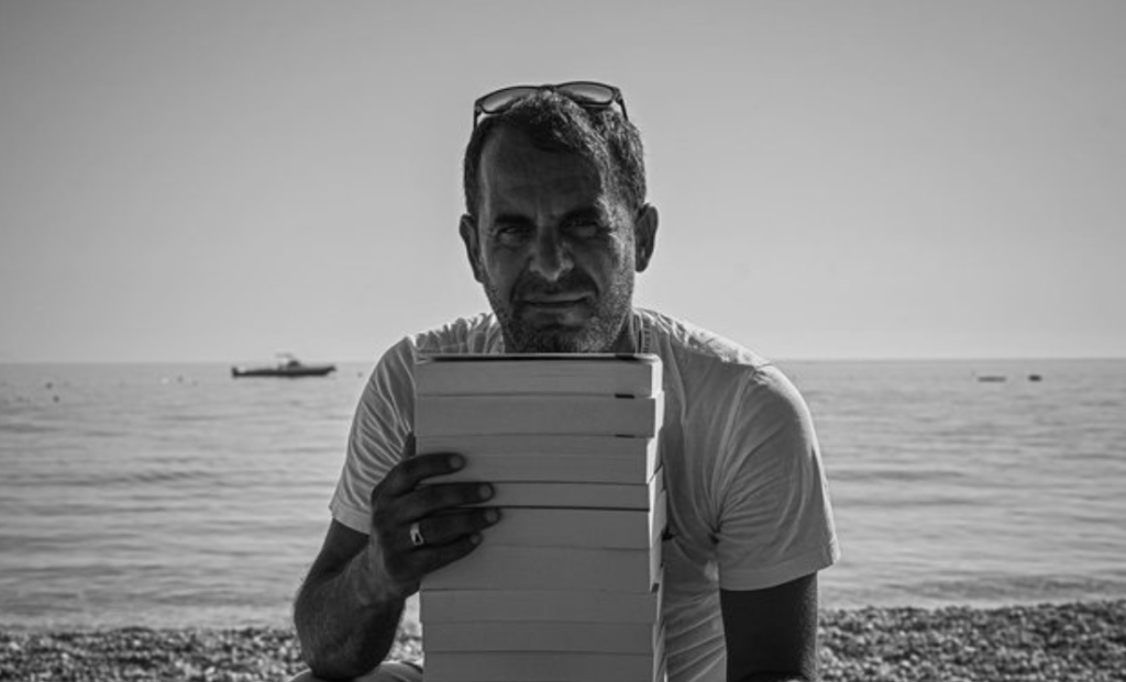 Ben Blushi bisedë me shitësin e librave në plazh: Në dimër punoj me hekur, fitoj më shumë sesa në verë gt